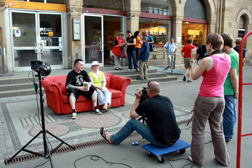 Heute stand Andreas Reiners' Sofa vor dem Reutlinger Hauptbahnhof... Foto: Gerhard Schindler