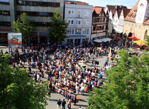 Der Reutlinger Marktplatz fast von oben - mit freundlicher Unterstützung von Modehaus Zinser. Foto: Gerhard Schindler