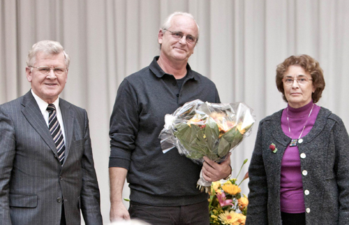 Johannes Joliet zwischen den Stiftern Wilhelm und Christa Sonnemann. Foto: Miriam-Stiftung