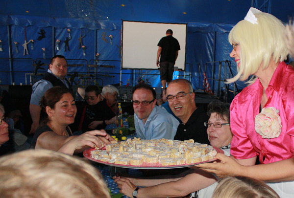 Die "Süßen Frauen" des Blaumeier-Ateliers sorgten für gute Laune beim Festival-Empfang. [Foto: Gerhard Schindler]