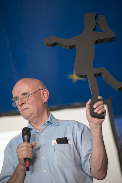 Pfarrer Lothar Bauer, Vorstandsvorsitzender der BruderhausDiakonie, mit dem Logo-Männle vom Festival 2005. [Foto: Katharina Meier]