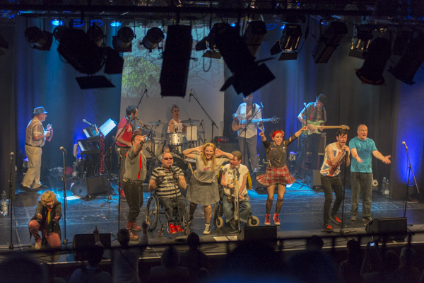 Die Graeae Theatre Company aus London mit "Reasons to be Cheerful (Concert Version)". [Foto: Bastian Rittmann]