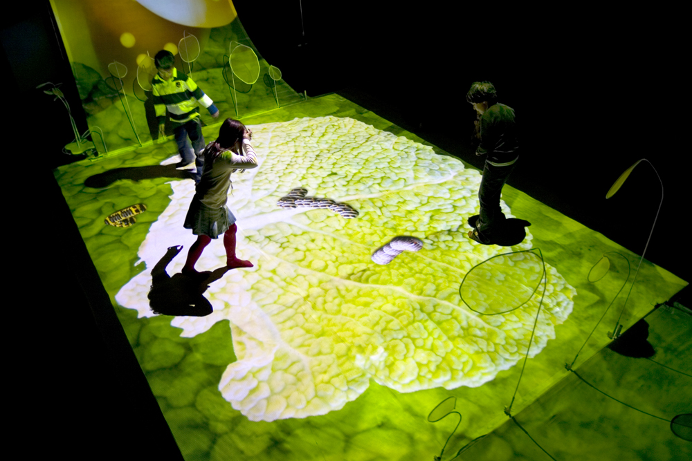 Die interaktive Spielwiese von „Farfalle“ reagiert mit Sensoren auf die Bewegungen der Teilnehmer.