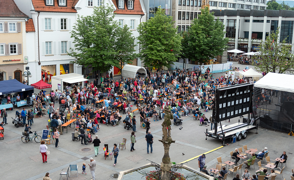 Der Reutlinger Marktplatz – hier zu Beginn des Großen Singens – füllte sich zunehmend. (Foto: Alexander K. Müller, media&more)